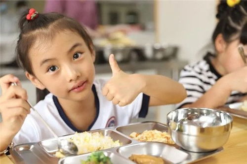 蓝港外国语小学荣获餐饮服务食品安全最高评级，打造校园食品安全新标杆